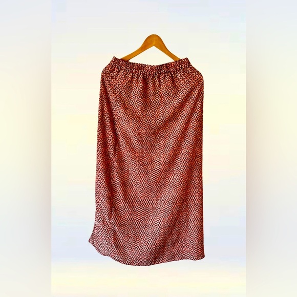 Michael Kors Women's Red Grenadine Print

Front Slit Maxi Skirt Size Ext… - Picture 4 of 7